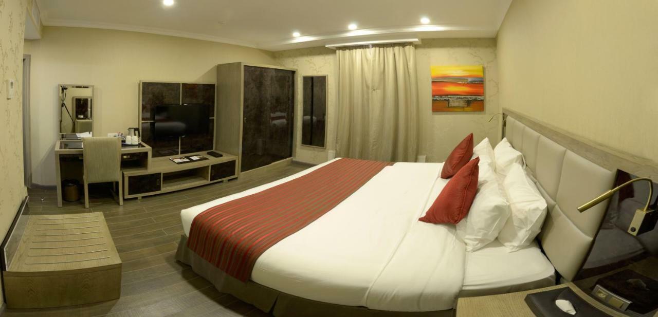Ramada By Wyndham Bishkek Centre Exterior foto